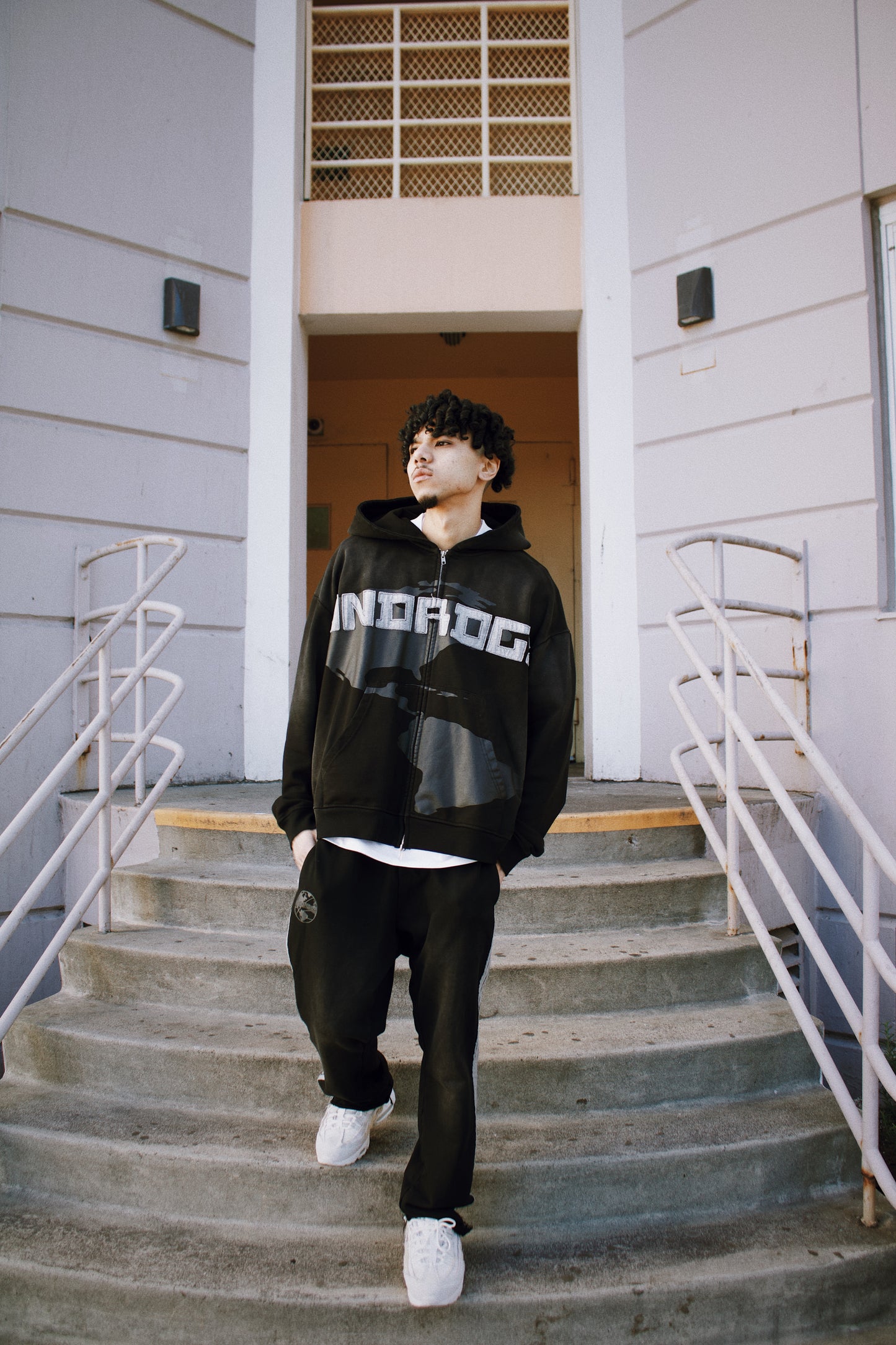 BLACK PAIN SWEATS