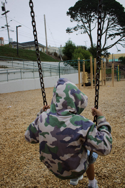 KIDS CAMO COMPASS LOGO HOODIE