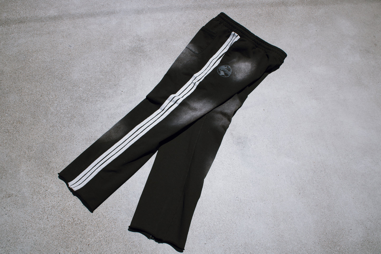 BLACK PAIN SWEATS