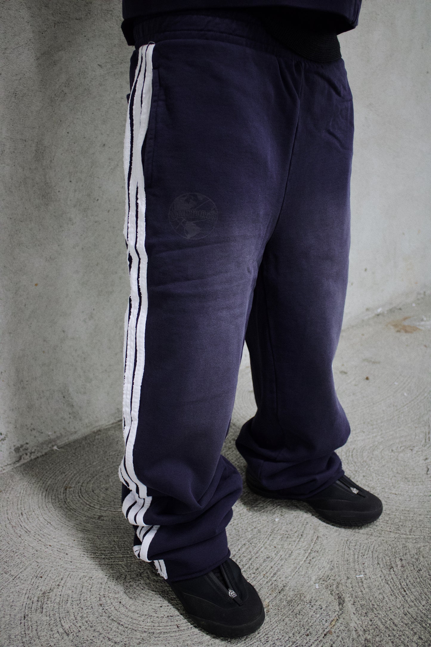 NAVY BLUE PAIN SWEATS